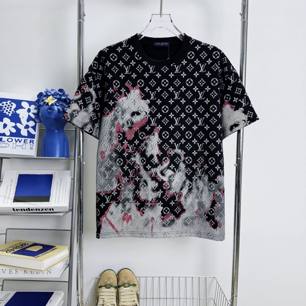 ⁦تيشيرت لويس فويتون بأكمام قصيرة وطبعة كاملة⁩ - الصورة ⁦1⁩