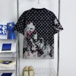 ⁦تيشيرت لويس فويتون بأكمام قصيرة وطبعة كاملة⁩ - الصورة ⁦3⁩