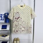 ⁦تيشيرت لويس فويتون بأكمام قصيرة وطبعة كاملة⁩ - الصورة ⁦2⁩