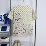 ⁦تيشيرت لويس فويتون بأكمام قصيرة وطبعة كاملة⁩ - الصورة ⁦4⁩