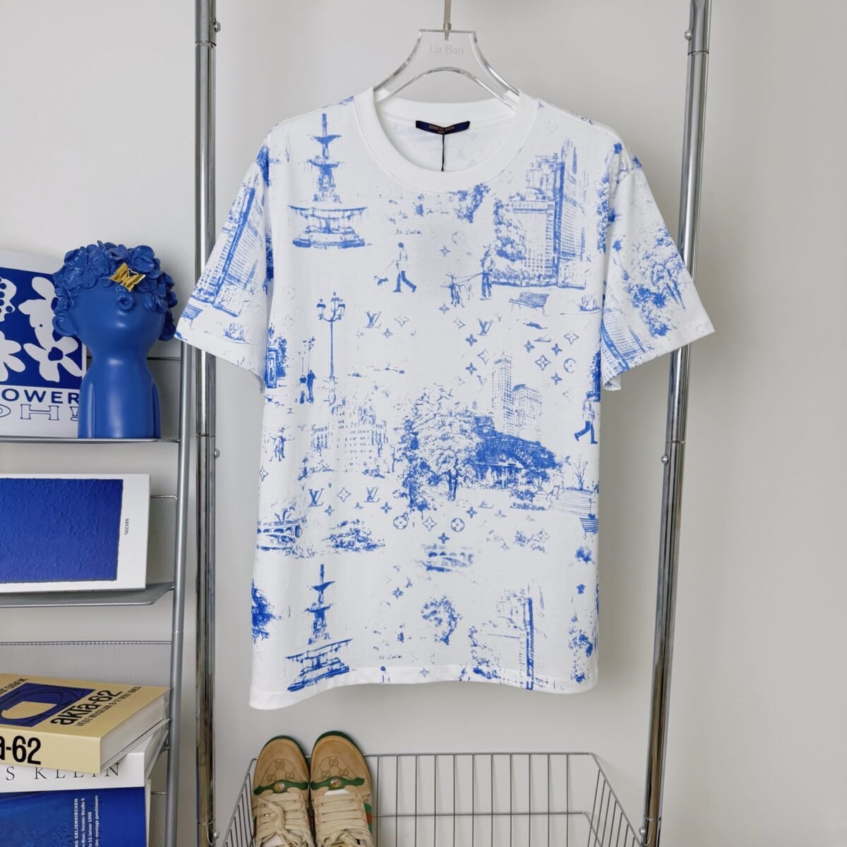 wsxc1750022219807_0 تيشيرت لويس فويتون بأكمام قصيرة بطبعة جرافيتي حضرية - الصورة 1