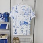 ⁦تيشيرت لويس فويتون بأكمام قصيرة بطبعة جرافيتي حضرية⁩ - الصورة ⁦2⁩