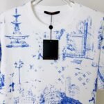 ⁦تيشيرت لويس فويتون بأكمام قصيرة بطبعة جرافيتي حضرية⁩ - الصورة ⁦3⁩