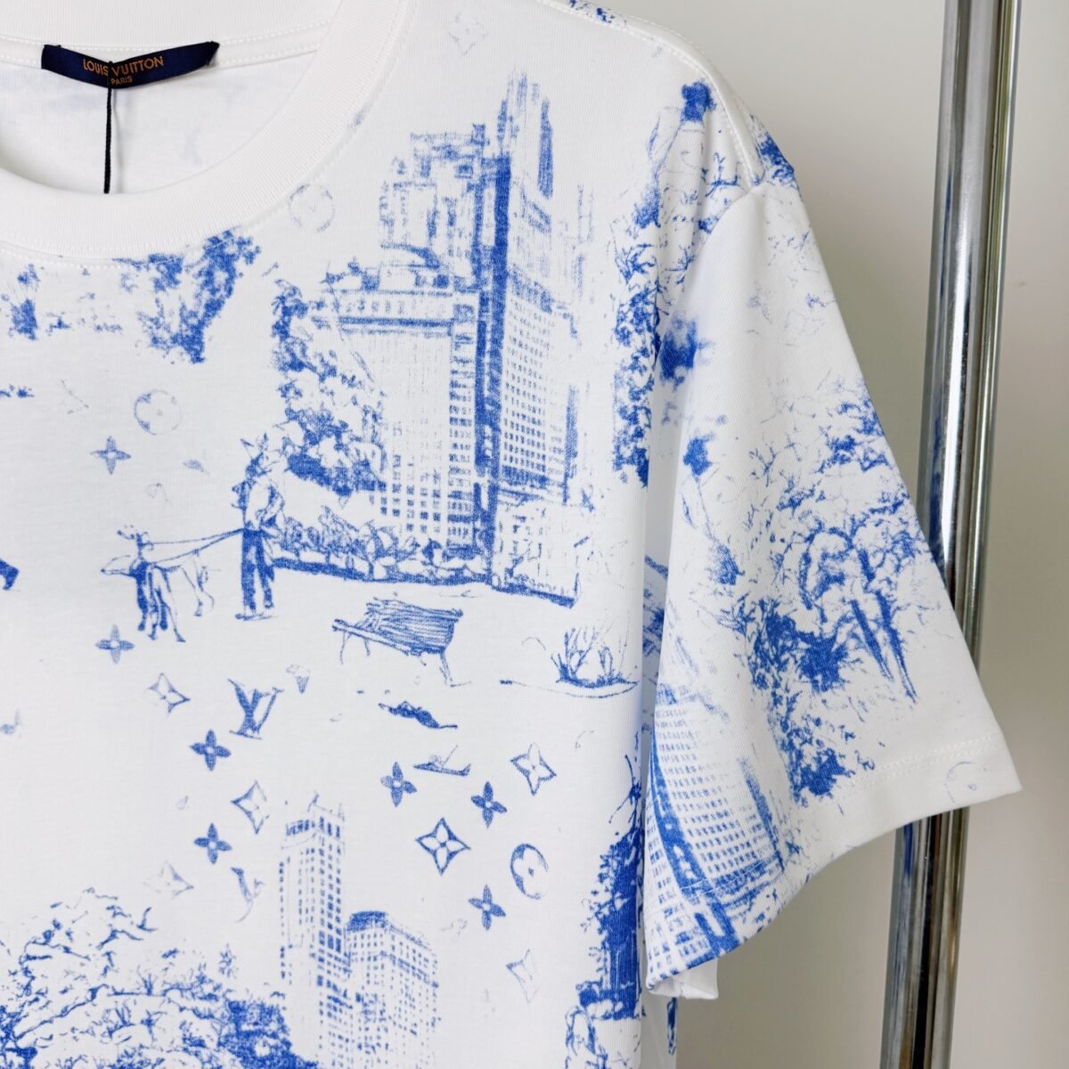 ⁦تيشيرت لويس فويتون بأكمام قصيرة بطبعة جرافيتي حضرية⁩ - الصورة ⁦4⁩