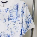 ⁦تيشيرت لويس فويتون بأكمام قصيرة بطبعة جرافيتي حضرية⁩ - الصورة ⁦4⁩