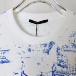 ⁦تيشيرت لويس فويتون بأكمام قصيرة بطبعة جرافيتي حضرية⁩ - الصورة ⁦5⁩