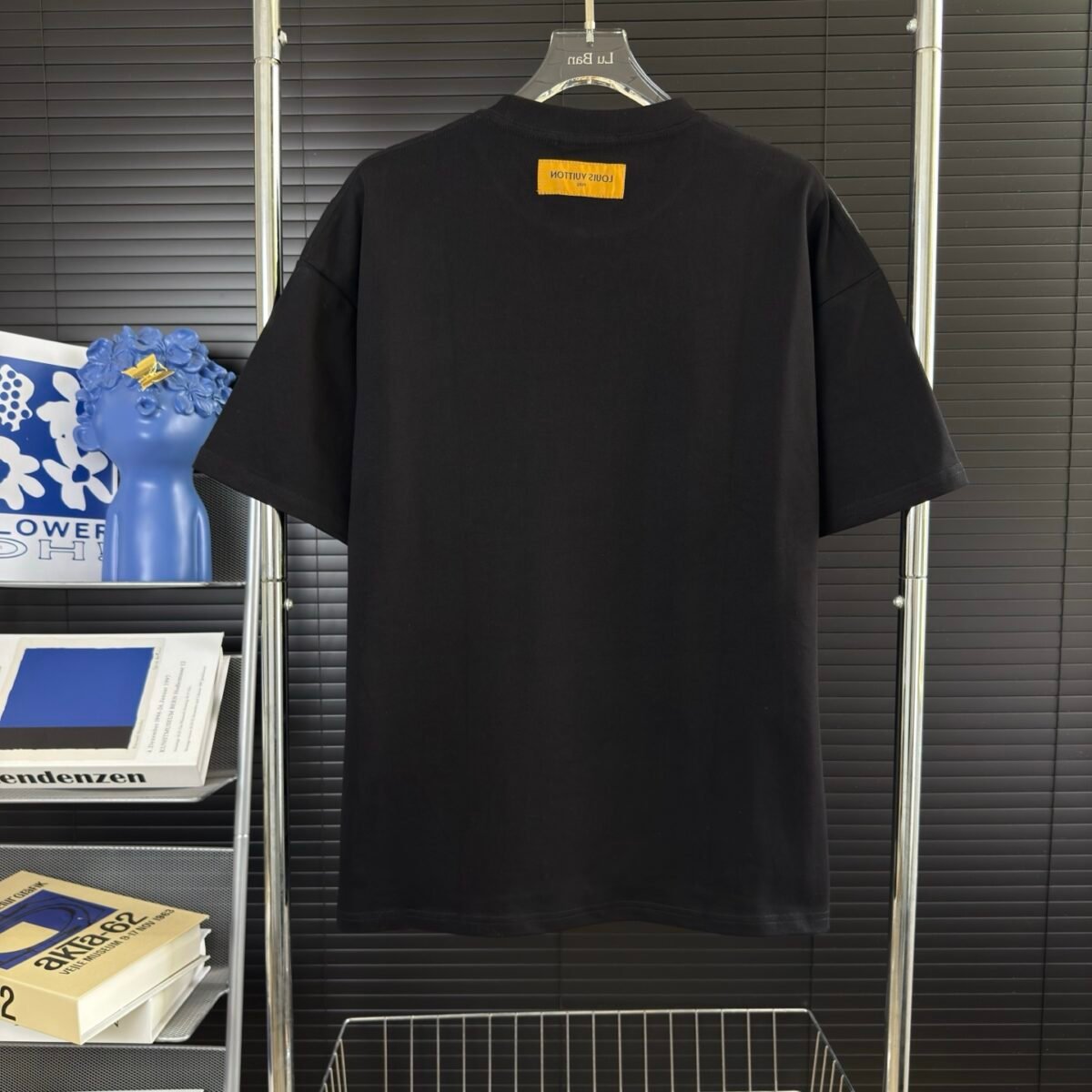 ⁦تيشيرت كلاسيكي من لويس فويتون، بأكمام قصيرة ورقبة دائرية، مزين بنقشة غرافيتي وحروف ملطخة.⁩ - الصورة ⁦3⁩