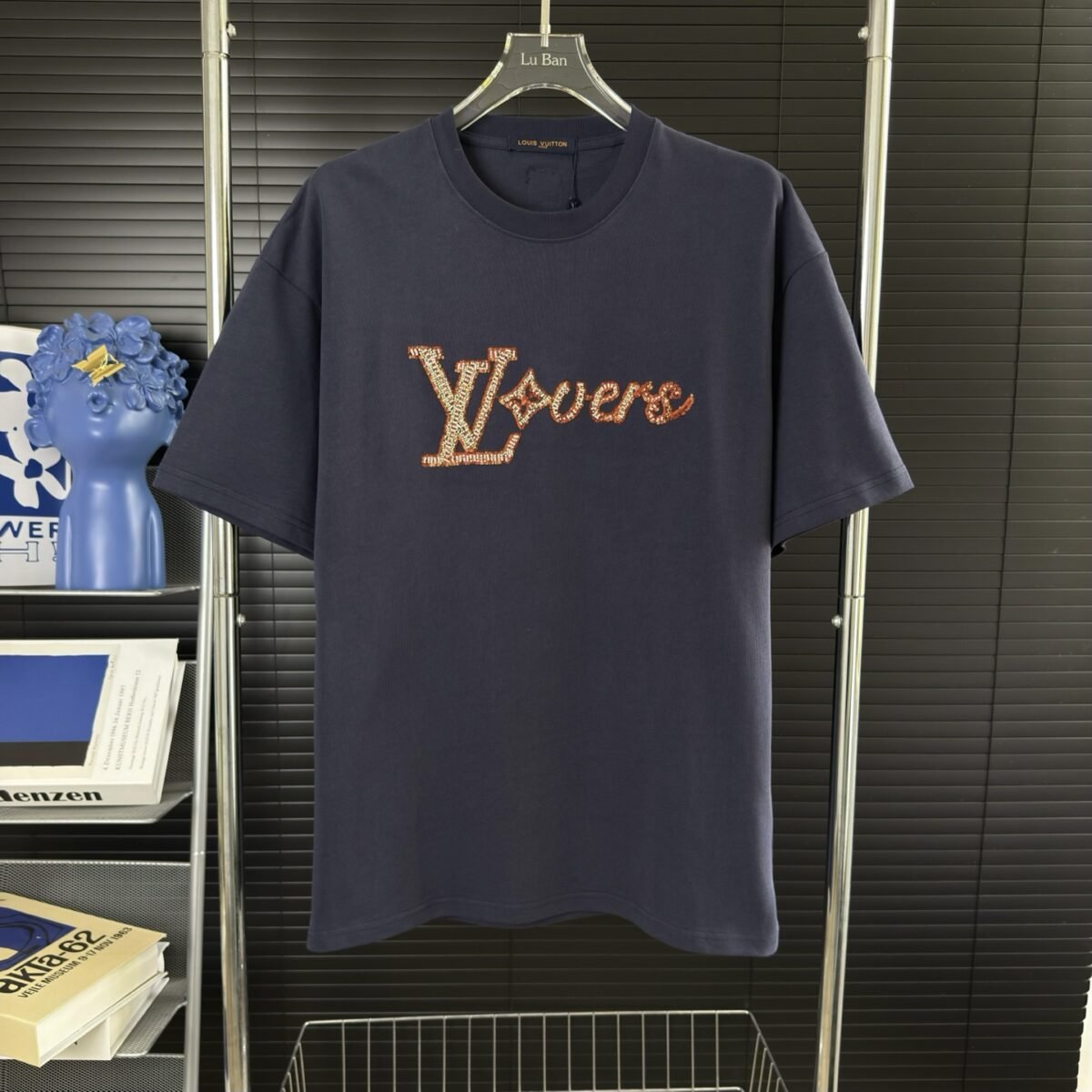 ⁦تيشيرت لويس فويتون الكلاسيكي، بأكمام قصيرة وياقة دائرية⁩ - الصورة ⁦2⁩