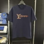 ⁦تيشيرت لويس فويتون الكلاسيكي، بأكمام قصيرة وياقة دائرية⁩ - الصورة ⁦2⁩