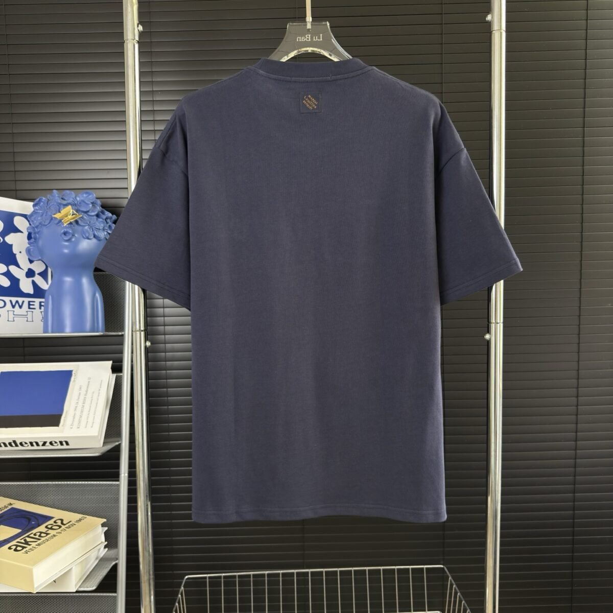 ⁦تيشيرت لويس فويتون الكلاسيكي، بأكمام قصيرة وياقة دائرية⁩ - الصورة ⁦4⁩