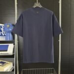 ⁦تيشيرت لويس فويتون الكلاسيكي، بأكمام قصيرة وياقة دائرية⁩ - الصورة ⁦4⁩