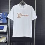 تيشيرت لويس فويتون الكلاسيكي، بأكمام قصيرة وياقة دائرية