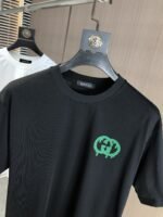 ⁦تيشيرت غوتشي الجديد بأكمام قصيرة ورقبة دائرية.⁩ - الصورة ⁦5⁩