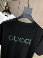 ⁦تيشيرت غوتشي الجديد بأكمام قصيرة ورقبة دائرية.⁩ - الصورة ⁦6⁩