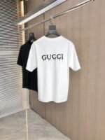 ⁦تيشيرت غوتشي الجديد بأكمام قصيرة ورقبة دائرية.⁩ - الصورة ⁦3⁩