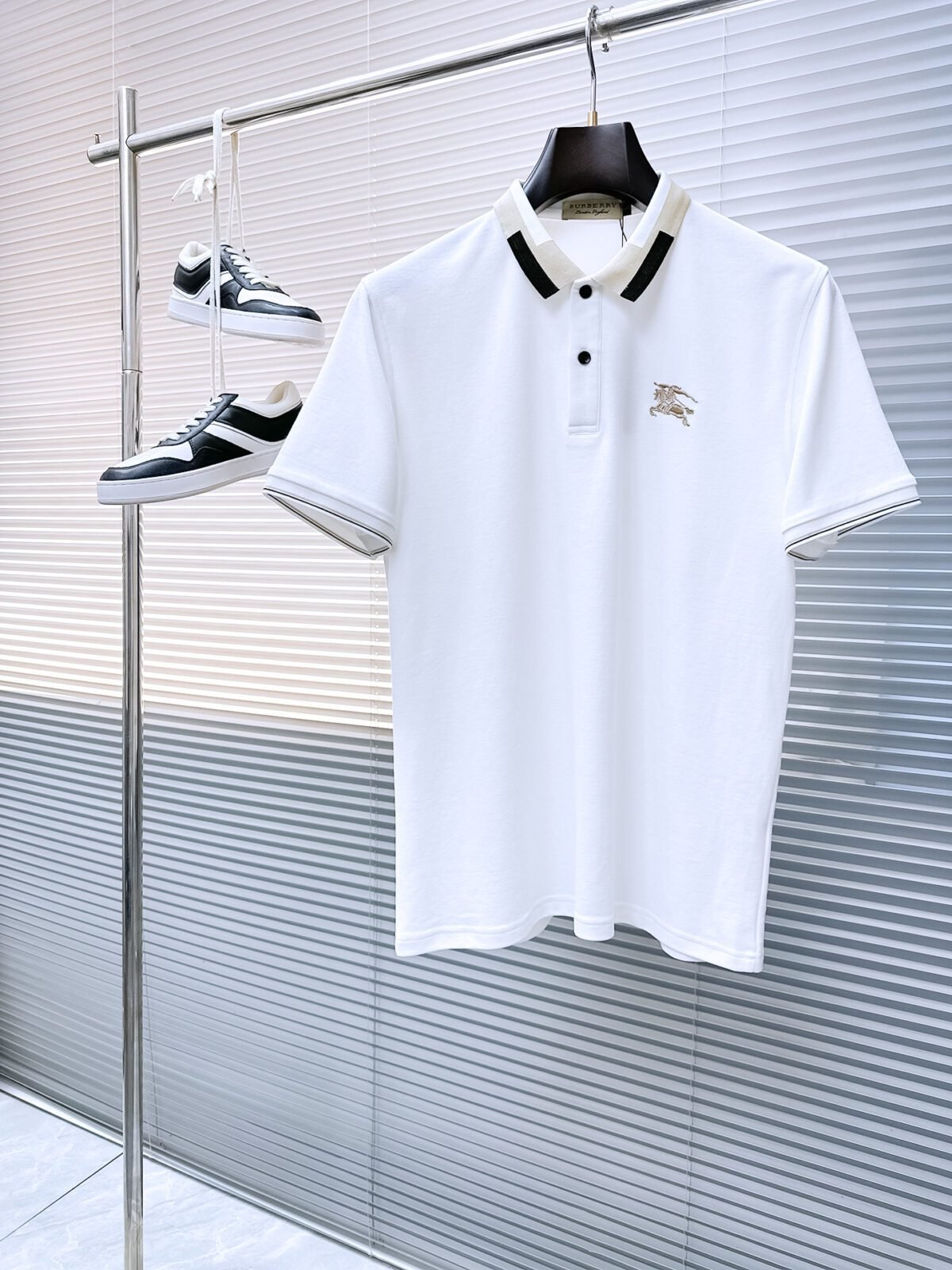 ⁦تيشيرت بولو رجالي صيفي جديد من بربري بتصميم ياقة دائرية⁩ - الصورة ⁦1⁩