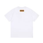 ⁦تيشيرت لويس فويتون بأكمام قصيرة وطبعة حروف.⁩ - الصورة ⁦2⁩