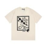 تيشيرت لويس فويتون بأكمام قصيرة وطبعة حروف.