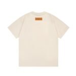 ⁦تيشيرت لويس فويتون بأكمام قصيرة وطبعة حروف.⁩ - الصورة ⁦2⁩