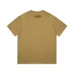 ⁦تيشيرت لويس فويتون بأكمام قصيرة وطبعة حروف.⁩ - الصورة ⁦2⁩