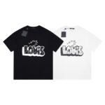 تيشيرت لويس فويتون الجديد بأكمام قصيرة، مطبوع عليه شعار جرافيتي، بطبعة طوب جدارية.