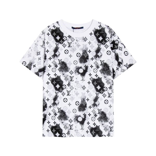تيشيرت لويس فويتون Lv مطبوع عليه شعار حرف كامل، برقبة دائرية وأكمام قصيرة.