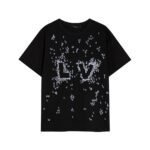 تيشيرت لويس فويتون Lv مطبوع عليه شعار حرف، برقبة دائرية وأكمام قصيرة.