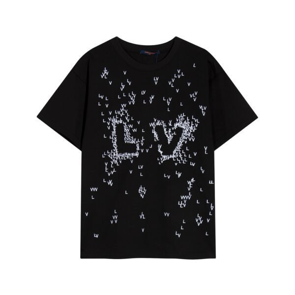 تيشيرت لويس فويتون Lv مطبوع عليه شعار حرف، برقبة دائرية وأكمام قصيرة.
