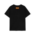 ⁦تيشيرت لويس فويتون Lv مطبوع عليه شعار حرف، برقبة دائرية وأكمام قصيرة.⁩ - الصورة ⁦2⁩