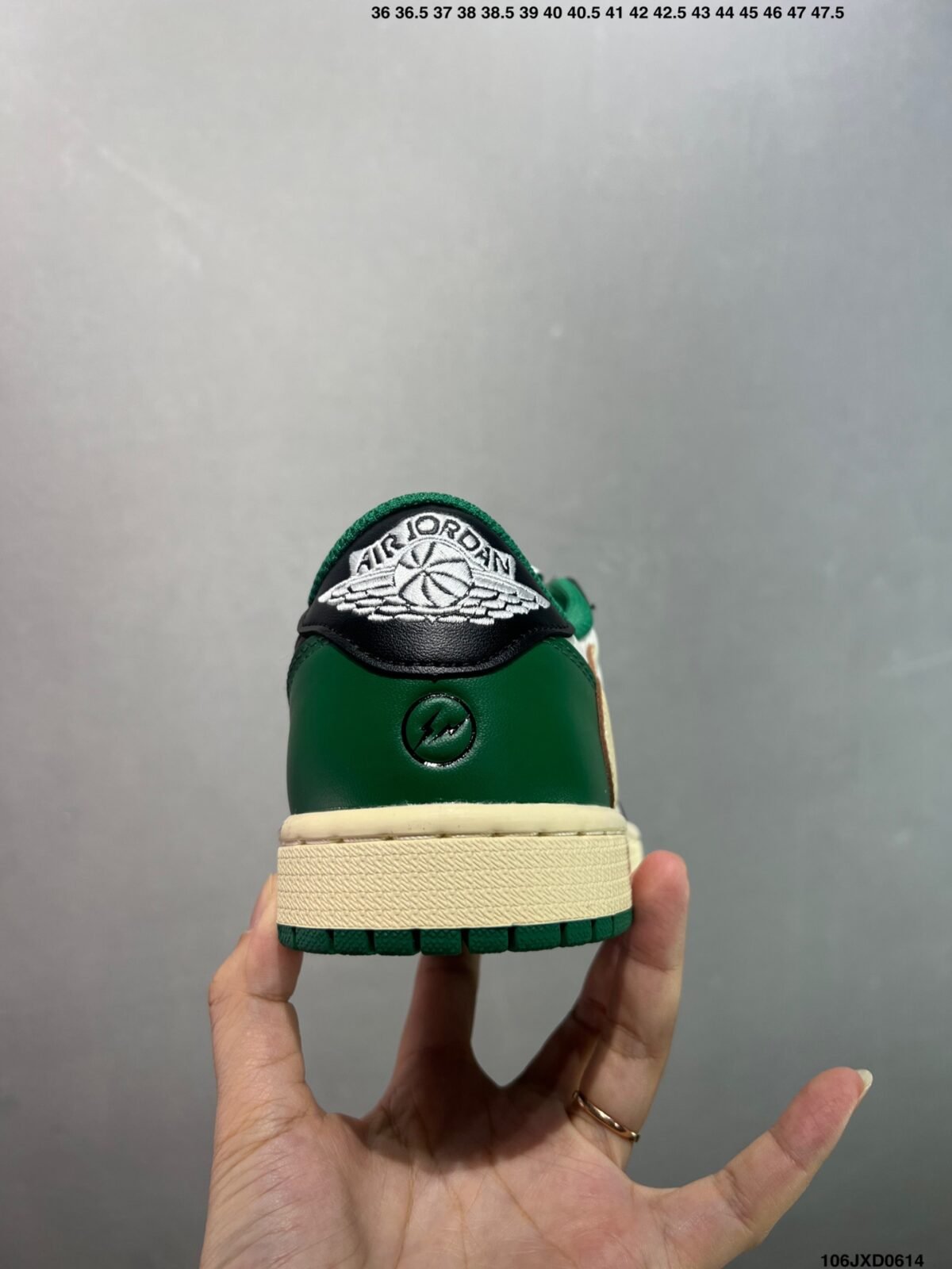 ⁦حذاء Nike Air Jordan 1 Low Travis Scott"Reverse Mocha"⁩ - الصورة ⁦4⁩