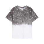 تيشيرت لويس فويتون Lv مطبوع عليه شعار حرف، برقبة دائرية وأكمام قصيرة.