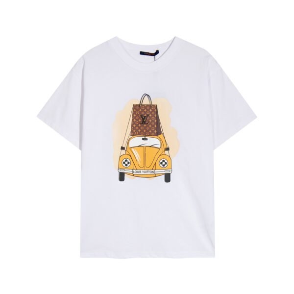 تيشيرت لويس فويتون Lv بطبعة سيارة كرتونية بشعار زهرة قديمة وأكمام قصيرة.