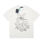 تيشيرت لويس فويتون الجديد المطبوع بأكمام قصيرة.