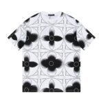 تيشيرت لويس فويتون كامل بأكمام قصيرة ومُزين بثلاث أزهار مرسومة يدويًا.