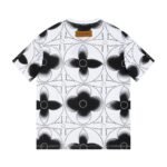 ⁦تيشيرت لويس فويتون كامل بأكمام قصيرة ومُزين بثلاث أزهار مرسومة يدويًا.⁩ - الصورة ⁦2⁩