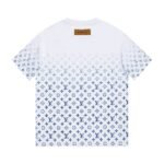 ⁦تيشيرت لويس فويتون بطبعة سماء مرصعة بالنجوم، بأكمام قصيرة وفضفاضة، من سلسلة متدرجة الألوان.⁩ - الصورة ⁦2⁩