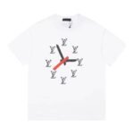 تيشيرت لويس فويتون جاكار بنقشة ساعة وأكمام قصيرة ورقبة دائرية.