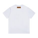 ⁦تيشيرت بأكمام قصيرة مطبوع عليه شعار لويس فويتون.⁩ - الصورة ⁦2⁩