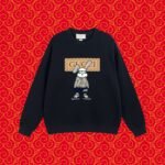 ⁦سويت شيرت غوتشي مطبوع عليه شعار غوتشي كبير على الصدر.⁩ - الصورة ⁦2⁩