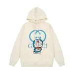 سويت شيرت غوتشي دورايمون بغطاء رأس مطرز برقعة دورايمون