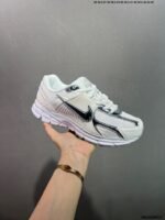 ⁦حذاء Nike Air Zoom Vomero 5⁩ - الصورة ⁦2⁩