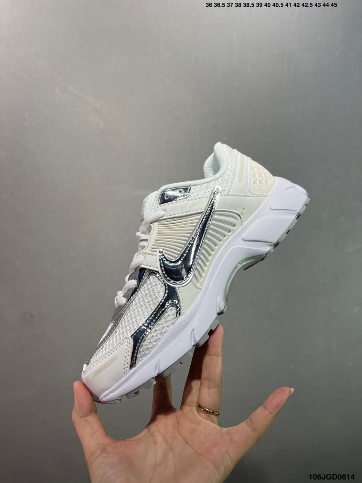 ⁦حذاء Nike Air Zoom Vomero 5⁩ - الصورة ⁦3⁩