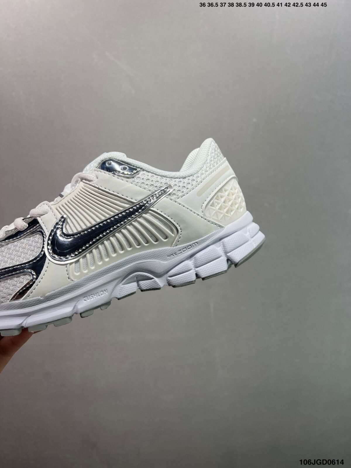 ⁦حذاء Nike Air Zoom Vomero 5⁩ - الصورة ⁦6⁩