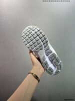 ⁦حذاء Nike Air Zoom Vomero 5⁩ - الصورة ⁦7⁩