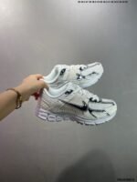 ⁦حذاء Nike Air Zoom Vomero 5⁩ - الصورة ⁦9⁩