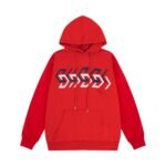 سويت شيرت بغطاء رأس بتصميم شعار غوتشي الجديد، يُبرز أناقته العصرية.