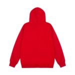 ⁦سويت شيرت بغطاء رأس بتصميم شعار غوتشي الجديد، يُبرز أناقته العصرية.⁩ - الصورة ⁦2⁩