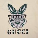 ⁦تيشيرت غوتشي أرنب بأكمام قصيرة.⁩ - الصورة ⁦2⁩