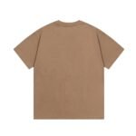 ⁦تيشيرت غوتشي بسيط بأكمام قصيرة مطبوع عليه شعار عام ١٩٢١.⁩ - الصورة ⁦2⁩