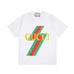 تيشيرت غوتشي الكلاسيكي بأكمام قصيرة وطبعة شعار برق متناسقة الألوان.